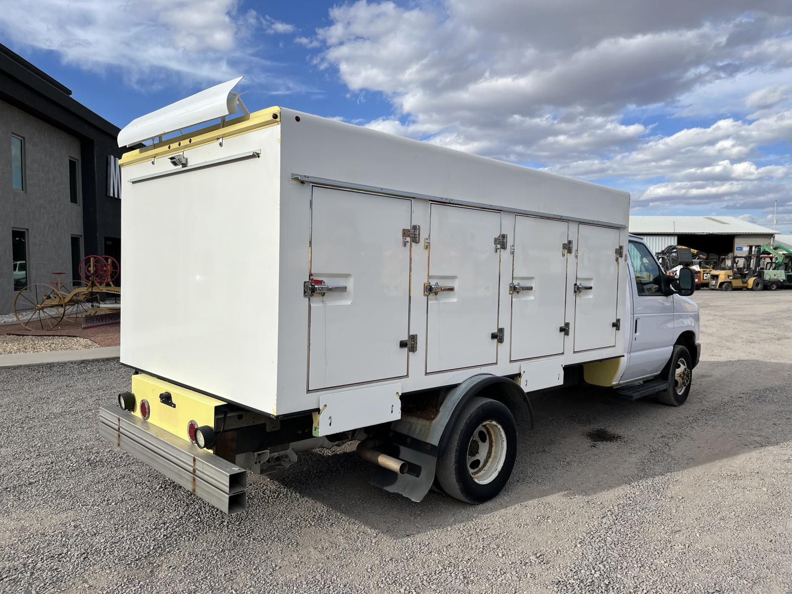 CAMIONETA CON CAJA REFRIJERADA COLD CAR